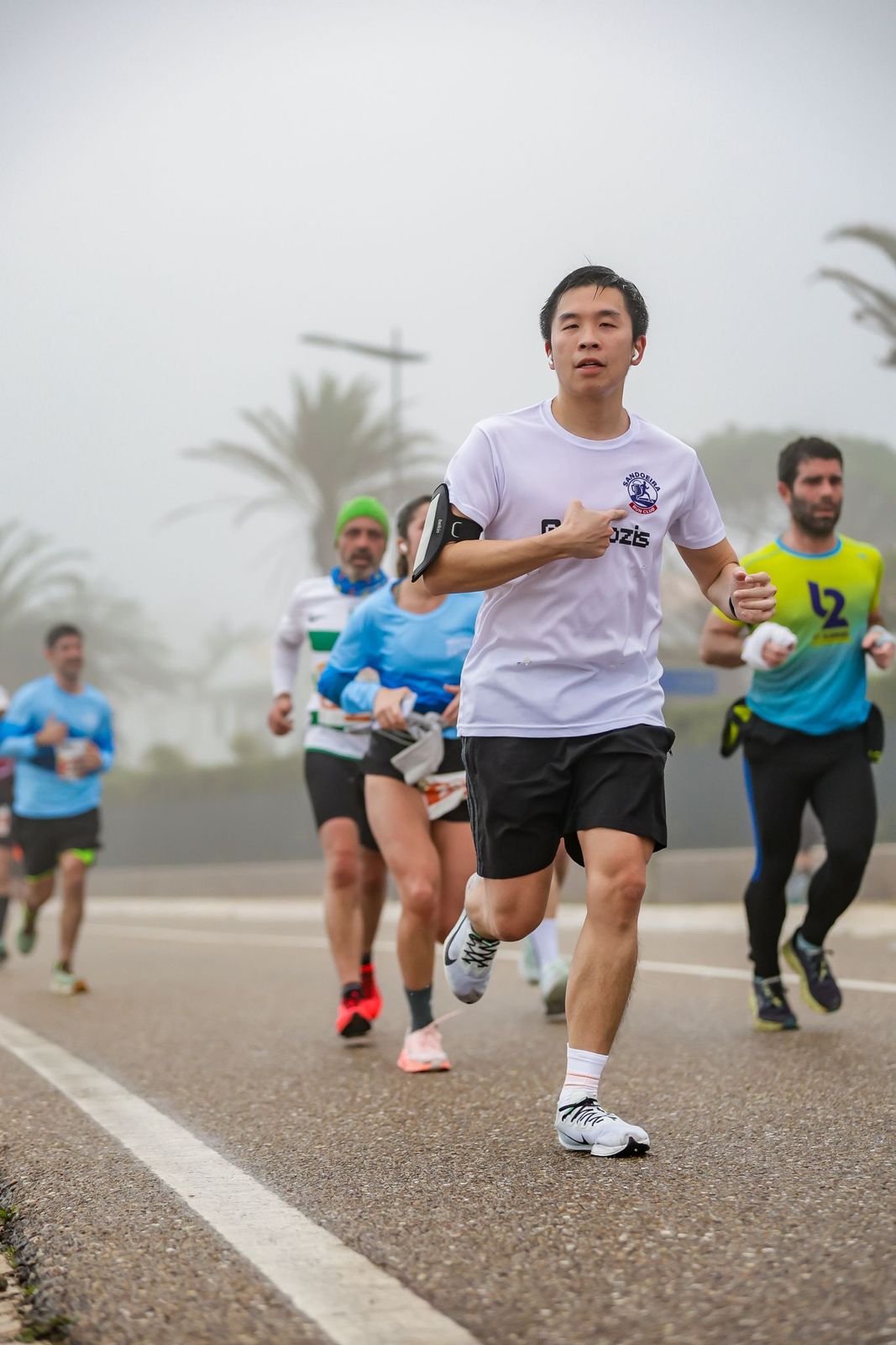 André Ye a correr a Meia Maratona de Cascais 2026, com nevoeiro